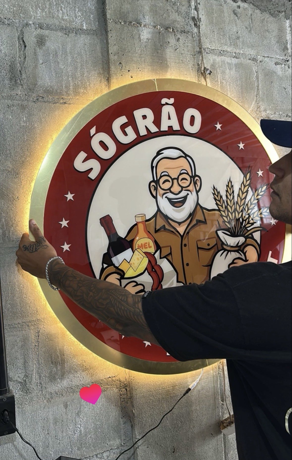 Placa luminosa redonda Sógrão em acrílico com borda dourada